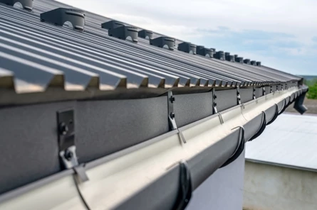 Schone en perfect gereinigde dakgoten na professionele reiniging door Propr, klaar om regenwater vlot af te voeren.
